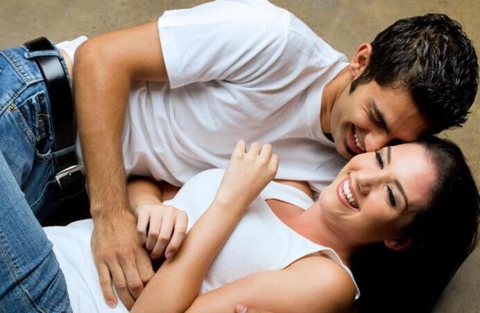 Un homme est excité quand il touche une fille