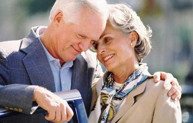 Femme et homme de plus de 60 ans présentant une puissance accrue Photo 1