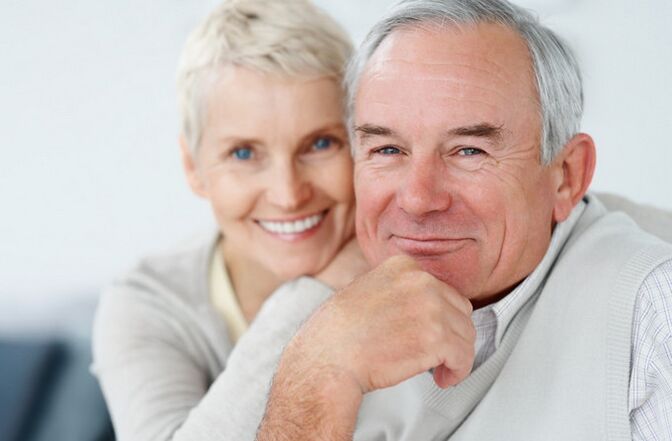 Femme et homme de plus de 60 ans présentant une puissance accrue Photo 2