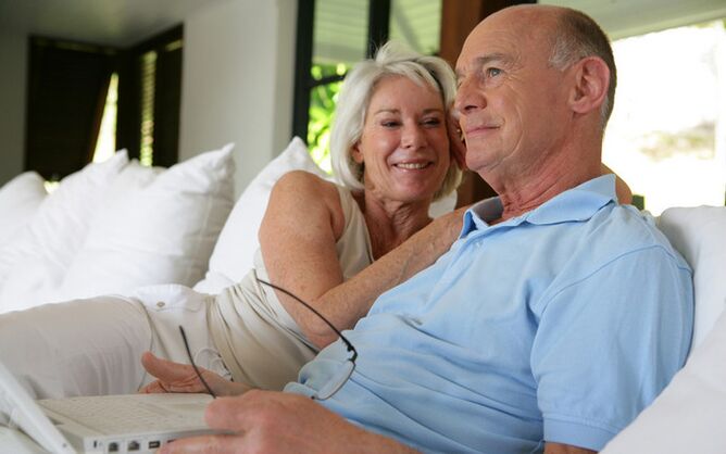 Femme et homme de plus de 60 ans présentant une puissance accrue Photo 3