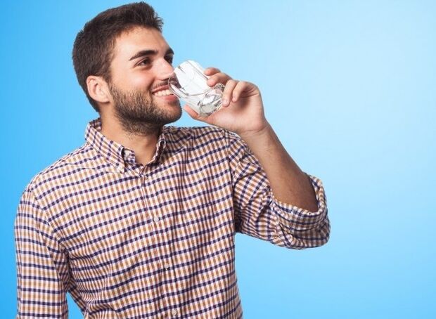 Un homme boit une boisson qui affecte sa puissance